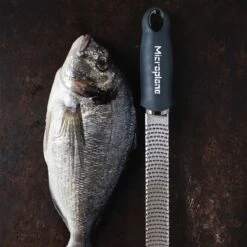 Microplane Premium Reibe / Zester, Anthrazit Grau -Grill Konigreich Geschaft microplane premium reibe zester anthrazit grau 50cab73deb3095e617cdfdd3b17d6dfd