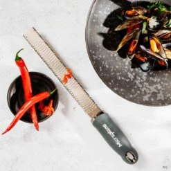 Microplane Premium Reibe / Zester, Anthrazit Grau -Grill Konigreich Geschaft microplane premium reibe zester anthrazit grau a342255e8a876e7cc310a1db149e7b2d