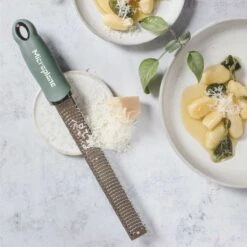 Microplane Premium Reibe / Zester, Eukalyptus Grün -Grill Konigreich Geschaft microplane premium reibe zester eukalyptus gruen f5b418ee93cb819ce7cdd7117b5a77b9