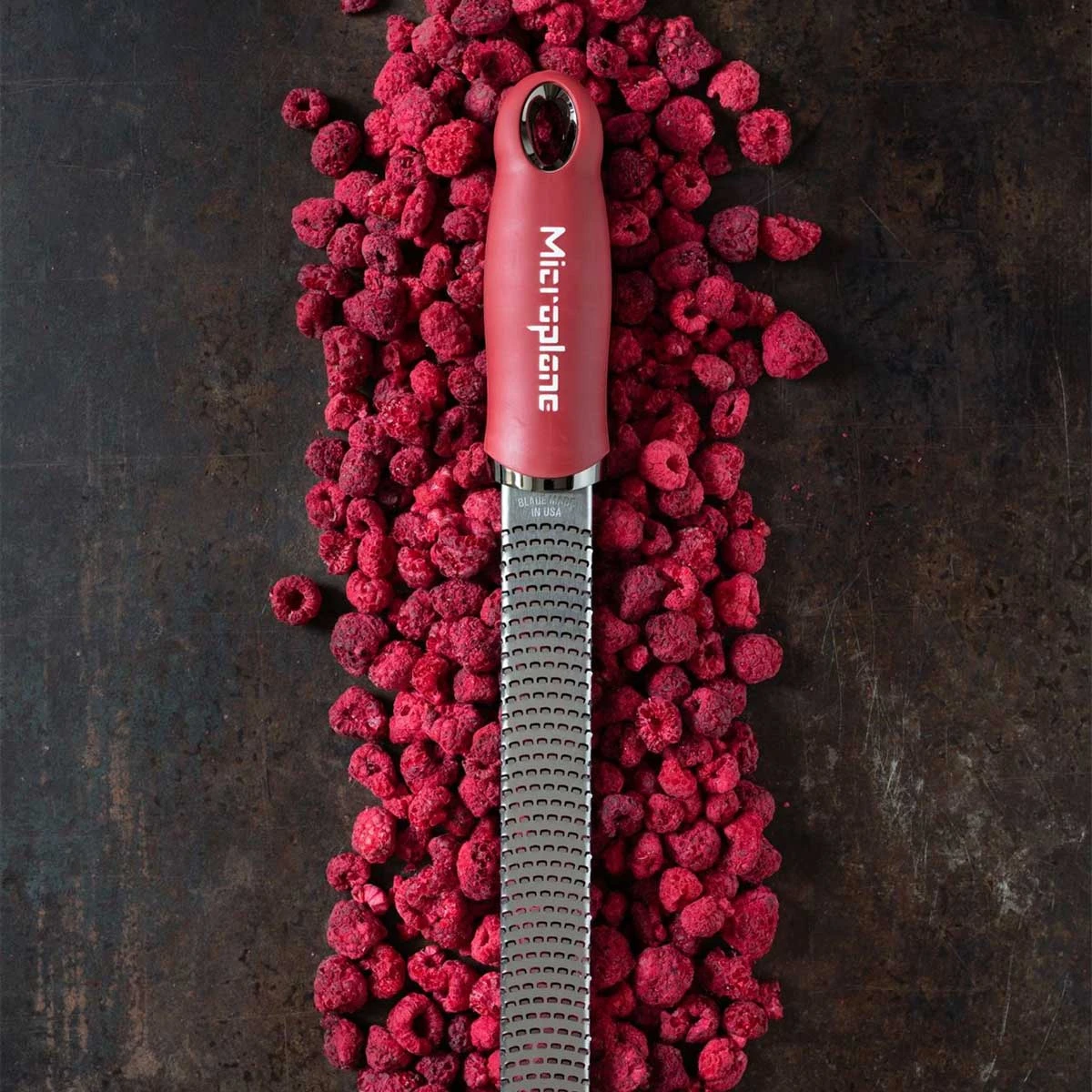 Microplane Premium Reibe / Zester, Granatapfelrot 4 Microplane Premium Reibe / Zester, Granatapfelrot – Bild 2