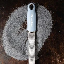 Microplane Premium Reibe / Zester, Küstenblau -Grill Konigreich Geschaft microplane premium reibe zester kuestenblau c4ecd7d6cf15bb184a1aee0ed7c3ad20